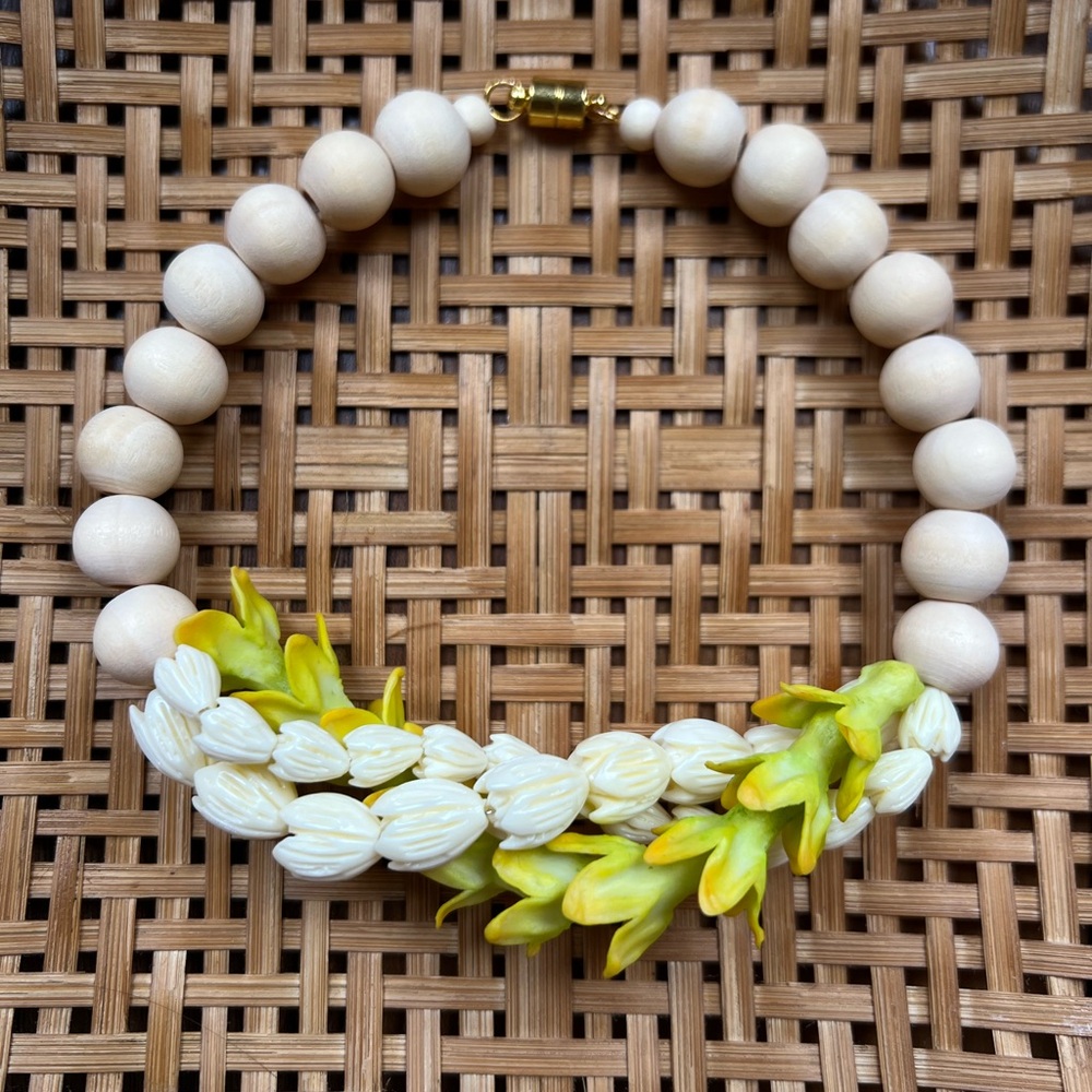 Sunrise collection triple car lei - pakalana, pikake shells